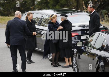 Oslo, Norwegen 20161014. König Harald (links) und Königin Sonja (Mitte) kommen in die Holmenkollen-Kapelle zur Beerdigung von Königin Sonjas Bruder Haakon Haraldsen. Die Königin umarmt die Prinzessin, Frau Ferner. Kronprinz Haakon (rechts) und Prinzessin Martha (2. links). Foto: Cornelius Poppe / NTB scanpix Stockfoto
