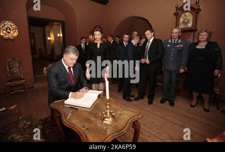 Oslo, Norwegen 20161018. Staatsbesuch aus der Ukraine. Premierminister Erna Solberg (rechts) veranstaltet am Dienstagabend für den ukrainischen Präsidenten Petro Poroschenko (links) und seine Frau Maryna Poroschenko ein Abendessen in der Festung Akershus im Zusammenhang mit seinem offiziellen Besuch in Norwegen. Foto: Lise Aaserud / NTB scanpix Stockfoto