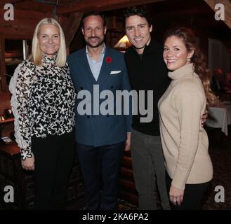 CHELSEA, KANADA 20161107. Von links: Kronprinzessin Mette-Marit, Kronprinz Haakon, Premierminister von Kanada Justin Pierre James Trudeau und seine Frau Sophie Gregoire Trudeau treffen sich am Sonntagabend im L'Oree du Bois in Chelsea, Quebec, Kanada, im Zusammenhang mit dem offiziellen Besuch des Kronprinzen und der Kronprinzessin vom 7. Bis 10. november. POOL Foto: Lise Aaserud / NTB scanpix Stockfoto