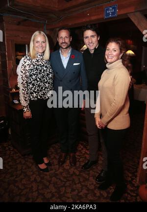 CHELSEA, KANADA 20161107. Von links: Kronprinzessin Mette-Marit, Kronprinz Haakon, Premierminister von Kanada Justin Pierre James Trudeau und seine Frau Sophie Gregoire Trudeau im L'Oree du Bois in Chelsea, Quebec, Kanada, am Sonntagabend im Zusammenhang mit dem offiziellen Besuch des Kronprinzen und der Kronprinzessin vom 7. Bis 10. november. POOL Foto: Lise Aaserud / NTB scanpix Stockfoto