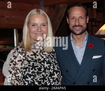 CHELSEA, KANADA 20161107. Kronprinzessin Mette-Marit und Kronprinz Haakon zu Beginn des Abendessens mit dem kanadischen Premierminister Justin Pierre James Trudeau und seiner Frau Sophie Gregoire Trudeau im L'Oree du Bois in Chelsea, Quebec, Kanada am Sonntagabend im Zusammenhang mit dem offiziellen Besuch von Kronprinz und Kronprinzessin vom 7. Bis 10. november. POOL Foto: Lise Aaserud / NTB scanpix Stockfoto