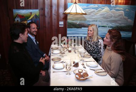 CHELSEA, KANADA 20161107. Kronprinzessin Mette-Marit, Kronprinz Haakon, Premierminister von Kanada Justin Pierre James Trudeau (links) und seine Frau Sophie Gregoire Trudeau (rechts) im L'Oree du Bois in Chelsea, Quebec, Kanada am Sonntagabend im Zusammenhang mit dem offiziellen Besuch des Kronprinzen und der Kronprinzessin vom 7. Bis 10. november.POOL Foto: Lise Aaserud / NTB scanpix Stockfoto