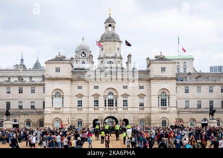 [MccLi0000732] die Union-Jack-Flaggen fliegen heute mit voller Mast, nachdem Karl III. Im Beitrittsrat offiziell König erklärt hat. Abbildung: Union Jack Fl Stockfoto