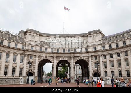 [MccLi0000732] die Union-Jack-Flaggen fliegen heute mit voller Mast, nachdem Karl III. Im Beitrittsrat offiziell König erklärt hat. Abbildung: Union Jack Fl Stockfoto