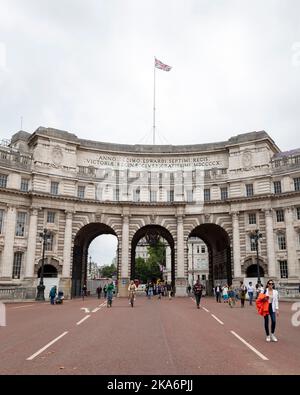 [MccLi0000732] die Union-Jack-Flaggen fliegen heute mit voller Mast, nachdem Karl III. Im Beitrittsrat offiziell König erklärt hat. Abbildung: Union Jack Fl Stockfoto