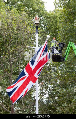 [MccLi0000732] die Union-Jack-Flaggen fliegen heute mit voller Mast, nachdem Karl III. Im Beitrittsrat offiziell König erklärt hat. Abbildung: Workers insta Stockfoto