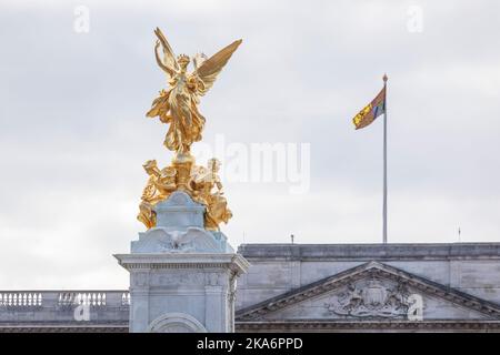 [MccLi0000732] die Union-Jack-Flaggen fliegen heute mit voller Mast, nachdem Karl III. Im Beitrittsrat offiziell König erklärt hat. Abbildung: Das Royal Sta Stockfoto