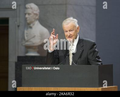 Der ehemalige US-Sicherheitsberater Zbigniew Brzezinski spricht beim Friedensnobelpreis-Forum in Oslo am 11. Dezember 2016. Foto: Terje Bendiksby / NTB scanpix Stockfoto