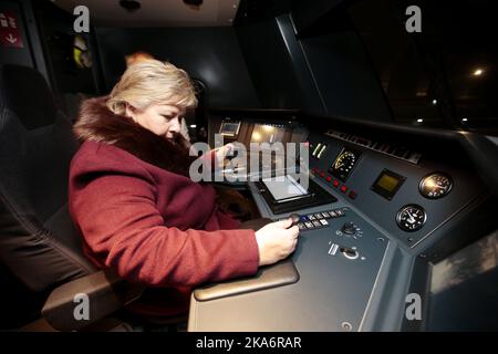 Holmestrand, Norwegen 20161217. Premierministerin Erna Solberg nimmt an der Eröffnung des neuen Bahnhofs in Holmestrand Teil. Fast 800 Schüler und mehrere Organisationen und Clubs haben den längsten Ingwerbrot-Zug der Welt gemacht. Er ist 370,75 Meter lang. Foto: Lise Aaserud / NTB scanpix Stockfoto