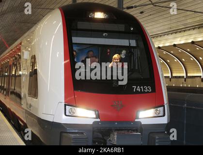 Holmestrand, Norwegen 20161217. Premierministerin Erna Solberg nimmt an der Eröffnung des neuen Bahnhofs in Holmestrand Teil. Der Premierminister fährt den Zug. Foto: Lise Aaserud / NTB scanpix Stockfoto
