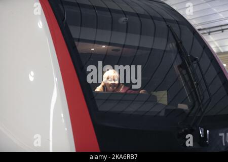 Holmestrand, Norwegen 20161217. Premierministerin Erna Solberg nimmt an der Eröffnung des neuen Bahnhofs in Holmestrand Teil. Der Premierminister fährt den Zug. Foto: Lise Aaserud / NTB scanpix Stockfoto