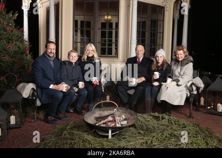 Oslo, Norwegen 20161220. Prinzessin Ingrid Alexandra und Prinz Sverre Magnus servieren Kronprinz Haakons, Kronprinzessin Mette-Marit, König Harald und Königin Sonja vor dem Pavillon im Royal Palace Park am Dienstagnachmittag Glühwein und Ingwer-Schnappschüsse. Foto: Lise Aaserud / NTB scanpix Stockfoto