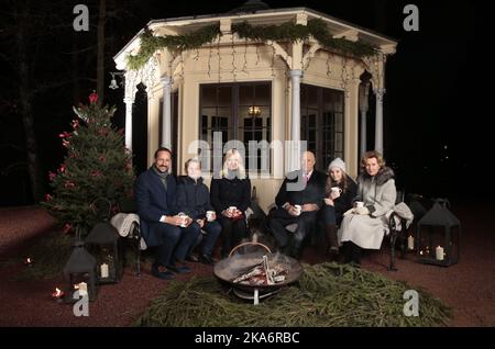 Oslo, Norwegen 20161220. Prinzessin Ingrid Alexandra und Prinz Sverre Magnus servieren Kronprinz Haakons, Kronprinzessin Mette-Marit, König Harald und Königin Sonja vor dem Pavillon im Royal Palace Park am Dienstagnachmittag Glühwein und Ingwer-Schnappschüsse. Foto: Lise Aaserud / NTB scanpix Stockfoto