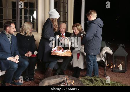 Oslo, Norwegen 20161220. Prinzessin Ingrid Alexandra und Prinz Sverre Magnus servieren Kronprinz Haakons, Kronprinzessin Mette-Marit, König Harald und Königin Sonja vor dem Pavillon im Royal Palace Park am Dienstagnachmittag Glühwein und Ingwer-Schnappschüsse. Foto: Lise Aaserud / NTB scanpix Stockfoto