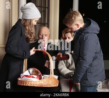 Oslo, Norwegen 20161220. Prinzessin Ingrid Alexandra und Prinz Sverre Magnus servieren vor dem Pavillon im Royal Palace Park am Dienstagnachmittag Glühwein und Ingwer-Schnappschüsse an König Harald und Königin Sonja. Foto: Lise Aaserud / NTB scanpix Stockfoto