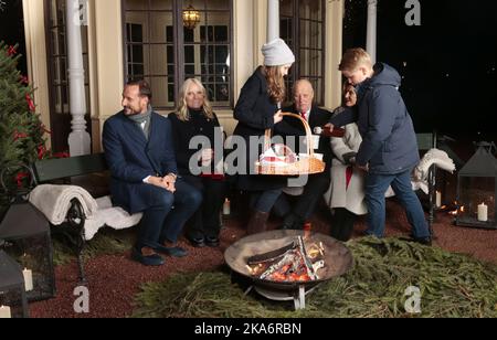 Oslo, Norwegen 20161220. Prinzessin Ingrid Alexandra und Prinz Sverre Magnus servieren Kronprinz Haakons, Kronprinzessin Mette-Marit, König Harald und Königin Sonja vor dem Pavillon im Royal Palace Park am Dienstagnachmittag Glühwein und Ingwer-Schnappschüsse. Foto: Lise Aaserud / NTB scanpix Stockfoto