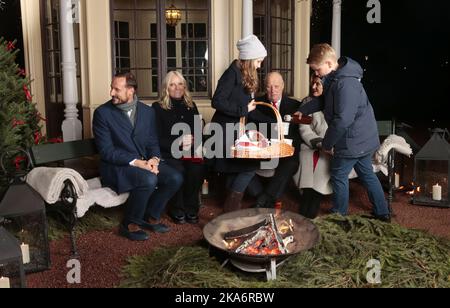 Oslo, Norwegen 20161220. Prinzessin Ingrid Alexandra und Prinz Sverre Magnus servieren Kronprinz Haakons, Kronprinzessin Mette-Marit, König Harald und Königin Sonja vor dem Pavillon im Royal Palace Park am Dienstagnachmittag Glühwein und Ingwer-Schnappschüsse. Foto: Lise Aaserud / NTB scanpix Stockfoto