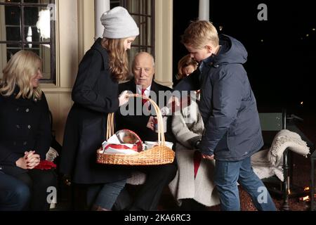 Oslo, Norwegen 20161220. Prinzessin Ingrid Alexandra und Prinz Sverre Magnus servieren Kronprinzessin Mette-Marit, König Harald und Königin Sonja vor dem Pavillon im Royal Palace Park am Dienstagnachmittag Glühwein und Ingwer-Schnappschüsse. Foto: Lise Aaserud / NTB scanpix Stockfoto