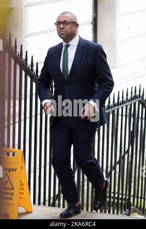 James trifft heute Nachmittag geschickt in der Downing Street ein, während Premierminister Rishi versenkte und seine Kabinettsminister ernennt. Bild auf 2 aufgenommen Stockfoto