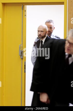 Anders Behring Breivik kommt am Dienstag, den 10. Januar 2017, zum Berufungsverfahren vor dem Berufungsgericht Borgarting im Telemark-Gefängnis in Skien, Norwegen. Das norwegische Justizministerium und Breivik haben gegen das Urteil des Osloer Bezirksgerichts vom 20. April 2016 Berufung eingelegt. Das Berufungsgericht wird prüfen, ob Breiviks Haftbedingungen gegen die Europäische Menschenrechtskonvention verstoßen. Foto: Lise Aaserud / NTB scanpix Stockfoto