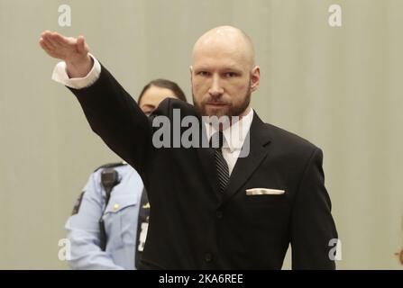 Anders Behring Breivik hebt seine rechte Hand beim Berufungsverfahren vor dem Berufungsgericht Borgarting im Telemark-Gefängnis in Skien, Norwegen, Dienstag, 10. Januar 2017. Das norwegische Justizministerium und Breivik haben gegen das Urteil des Osloer Bezirksgerichts vom 20. April 2016 Berufung eingelegt. Das Berufungsgericht wird prüfen, ob Breiviks Haftbedingungen gegen die Europäische Menschenrechtskonvention verstoßen. Foto: Lise Aaserud / NTB scanpix Stockfoto