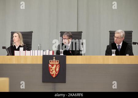 SKIEN, Norwegen 20170110. Das norwegische Justizministerium und Breivik haben gegen das Urteil des Osloer Bezirksgerichts vom 20. April 2016 Berufung eingelegt. Richter Oystein Hermansen (Mitte), Sprecher Kjersti Brun Nygaard (links) und Richter Joergen Brunsvig (rechts). Das Berufungsgericht wird prüfen, ob Breiviks Haftbedingungen gegen die Europäische Menschenrechtskonvention verstoßen. Foto: Lise Aaserud / NTB scanpix Stockfoto