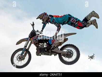 PYATIGORSK, Russland - Mai 02; 2016: Eine extreme Motorradfahrer ist eine freie Stil springen von in Wolken. Stockfoto