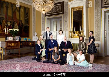 Oslo, Norwegen 20161017. König Harald und Königin Sonja 80 Jahre. Anlässlich der 80-jährigen Geburtstage des Königspaares wird die königliche Familie in der White Lounge im Königlichen Palast in Oslo fotografiert. Prinz Sverre Magnus (links), Kronprinzessin Mette-Marit, Marius Borg Hoiby, Kronprinz Haakon, Prinzessin Ingrid Alexandra, Königin Sonja, König Harald, Leah Isadora Behn, Prinzessin Martha Louise, Emma Tallulah Behn und Maud Angelica Behn. Foto: Lise aaserud / NTB scanpix Stockfoto