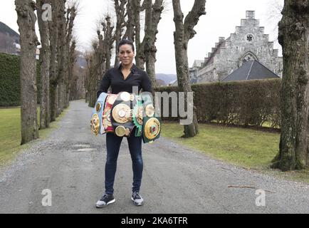 Bergen, Norwegen 20170228. Die weltbeste Boxerin Cecilia Braekhus wird am 9. Juni in Bergen gegen die Argentinierin Erica Farias kämpfen. Foto: Marit Hommedaille / NTB scanpix Stockfoto