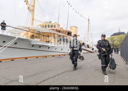 Oslo, Norwegen 20170509. Ihre Majestäten der König und die Königin von Norwegen feiern ihre 80. Geburtstage. Bewaffnete Polizeiwache, während das dänische Königsschiff Dannebrog in Oslo anlegt. Königin Margrethe wird während der Feier des 80.. Jahrestages der norwegischen Königsfeier auf dem Schiff wohnen. Foto: Tore Meek / NTB scanpix Stockfoto