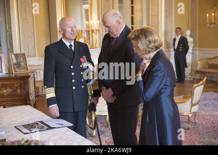 Oslo, Norwegen 20170509. König Harald und Königin Sonja, 80.-jähriges Jubiläum 2017. Verteidigungschef Haakon Bruun-Hanssen zeigt König Harald von Norwegen und Königin Sonja das Geschenk der norwegischen Streitkräfte eines Evakuierungsboots an das königliche Schiff 'Norge'. Foto: Vidar Ruud / NTB scanpix Stockfoto