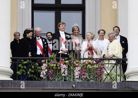 Oslo, Norwegen 20170509. Das Königspaar mit den königlichen Gästen begrüßt das Publikum aus dem Palastbalkony anlässlich ihres 80.-jährigen Bestehens. Von links: Prinzessin Sophie, Gräfin von Wessex, Königin Silvia von Schweden, König Carl XVI. Gustaf von Schweden, Prinz Carl Philp von Schweden, König Willem-Alexander von den Niederlanden, Königin Maxima von den Niederlanden, Prinzessin Beatrix von den Niederlanden, Prinzessin Mabel von den Niederlanden, Prinzessin Arid, Frau Ferner von Norwegen und Prinz Constantijn von den Niederlanden. Foto: Jon Olav Nesvold / NTB scanpix [LANUAGESEPARATOR] Oslo 20170509. Kongeparet med kongeli Stockfoto