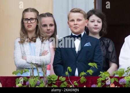 Oslo, Norwegen 20170509. Von links: Leah Isadora Behn , Prinzessin Ingrid Alexandra, Prinz Sverre Magnus und Maud Angelica Behn. Das norwegische Königspaar erhält Glückwünsche zum 80.-jährigen Bestehen. Foto: Audun Braastad / NTB scanpix Stockfoto