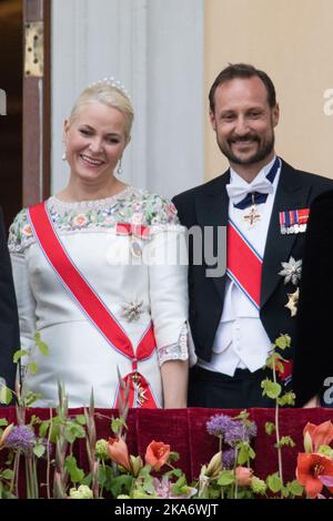 Oslo, Norwegen 20170509. Die königlichen Gäste begrüßen das Publikum aus dem Palastbalkony anlässlich der norwegischen Königlichen Paare 80. Geburtstage. Kronprinzessin Mette Marit und Kronprinz Haakon. Foto: Audun Braastad / NTB scanpix Stockfoto