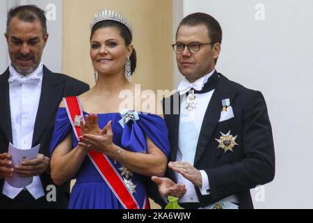 Oslo, Norwegen 20170509. Kronprinzessin Victoria von Schweden und Prinz Carl Philip (rechts) begrüßen das Publikum aus dem Palastbalkon anlässlich des 80.-jährigen Bestehens des norwegischen Königspaares. Foto: Audun Braastad / NTB scanpix Stockfoto