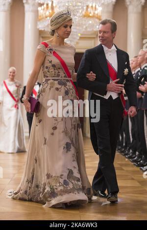 Oslo, Norwegen 20170509. Der Großherzog Henri von Luxemburg und die Königin Máxima von den Niederlanden kommen zum Galadiner im Königlichen Palast. Foto: Haakon Mosvold / NTB scanpix Stockfoto