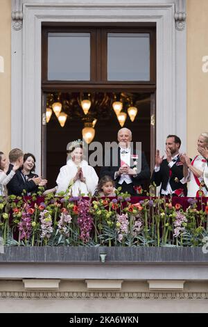 Oslo, Norwegen 20170509. Das Königspaar, König Harald von Norwegen und Königin Sonja von Norwegen, begrüßt die Zuschauer aus Anlass ihres 80.-jährigen Bestehens vom Balkon des Königlichen Palastes. Von links: Prinzessin Ingrid Alexandra, Prinz Sverre Magnus, Maud Angelica Behn, Königin Sonja, Emma Tallulah Behn, König Harald, Kronprinzessin Mette-Marit und Kronprinz Haakon. Foto: Jon Olav Nesvold / NTB scanpix Stockfoto