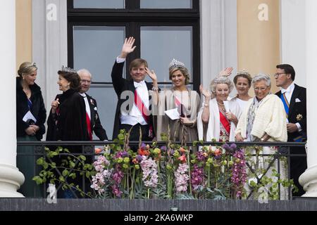 Oslo, Norwegen 20170509. Das norwegische Königspaar und seine Gäste begrüßen das Publikum aus Anlass ihres 80.-jährigen Bestehens vom Balkon des Königspalastes. Von links: Sophie, die Wessex-Gräfin aus Großbritannien, Königin Silvia, König Carl Gustaf von Schweden, König Willem-Alexander von den Niederlanden, Königin Maxima, Prinzessin Beatrix, Prinzessin Mabel, Prinzessin Aride, Frau Ferner und Prinz Constantijn aus den Niederlanden. Foto: Jon Olav Nesvold / NTB scanpix Stockfoto