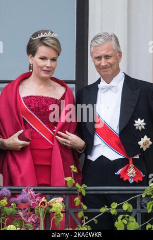 Oslo, Norwegen 20170509. Königin Mathilde und König Philippe von Belgien. Anlässlich des 80.-jährigen Bestehens von König Harald von Norwegen und Königin Sonja von Norwegen begrüßen die königlichen Gäste das Publikum aus dem Palastbalkony. Foto: Audun Braastad / NTB scanpix Stockfoto