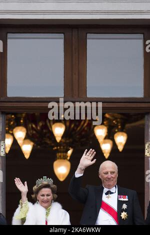 Oslo, Norwegen 20170509. Das norwegische Königspaar, König Harald von Norwegen und Königin Sonja von Norwegen, begrüßt die Zuschauer aus Anlass ihres 80.-jährigen Bestehens vom Balkon des Königspalastes. Foto: Jon Olav Nesvold / NTB scanpix Stockfoto