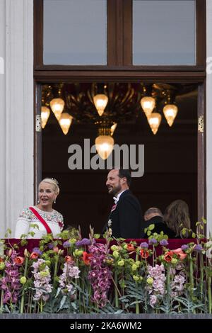 Oslo, Norwegen 20170509. Das norwegische Königspaar und seine Gäste begrüßen das Publikum aus Anlass ihres 80.-jährigen Bestehens vom Balkon des Königspalastes. Kronprinzessin Mette-Marit und Kronprinz Haakon auf dem Weg in die Palacele. Foto: Jon Olav Nesvold / NTB scanpix Stockfoto