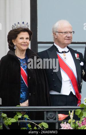 Oslo, Norwegen 20170509. Das norwegische Königspaar und die Gäste begrüßen das Publikum vom Balkon des Königspalastes anlässlich ihres 80.-jährigen Bestehens.Königin Silvia und König Carl Gustaf von Schweden. Foto: Audun Braastad / NTB scanpix Stockfoto