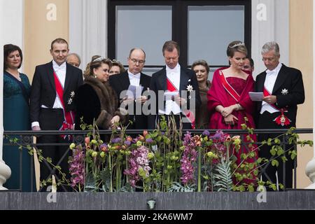 Oslo, Norwegen 20170509. Anlässlich des 80.-jährigen Jubiläums von König Harald von Norwegen und Königin Sonja von Norwegen grüßen die königlichen Gäste aus dem Palastbalkony das Publikum. Von links: Eliza Reid, isländischer Präsident Gudni Johannesson, Großherzogin Maria-Teresa von Luxemburg, Prinz Albert von Monaco, Großherzog Henri von Luxemburg, Königin Mathilde und König Philippe von Belgien. Foto: Jon Olav Nesvold / NTB scanpix Stockfoto