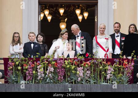 Oslo, Norwegen 20170509. Anlässlich des 80.-jährigen Jubiläums von König Harald von Norwegen und Königin Sonja von Norwegen grüßen die königlichen Gäste aus dem Palastbalkony das Publikum. Von links: Leah Isadora Behn , Prinz Sverre Magnus, Maud Angelica Behn, Königin Sonja, Emma Tallulah Behn, König Harald, Kronprinzessin Mette-Marit, Kronprinz Haakon und Martha Louise. Foto: Jon Olav Nesvold / NTB scanpix Stockfoto