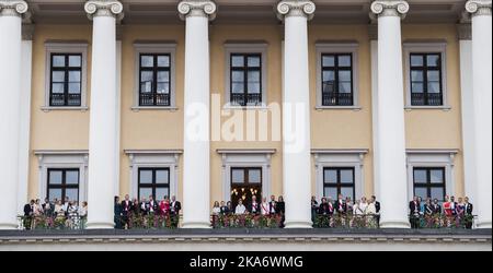 Oslo, Norwegen 20170509. Das norwegische Königspaar und seine Gäste begrüßen das Publikum aus Anlass ihres 80.-jährigen Bestehens vom Balkon des Königspalastes. Foto: Jon Olav Nesvold / NTB scanpix Stockfoto