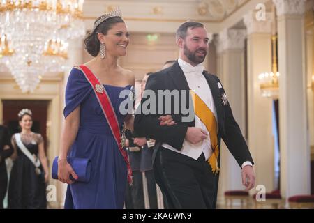 Oslo, Norwegen 20170509. Galadiner im Palast anlässlich des 80.-jährigen Jubiläums von König Harald von Norwegen und Königin Sonja von Norwegen. Hereditärer Großherzog Guillaume von Luxemburg und Kronprinzessin Victoria von Schweden auf dem Weg zum Galadiner. POOL. Foto: Haakon Mosvold Larsen / NTB scanpix Stockfoto