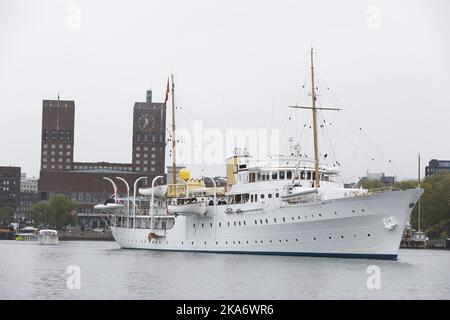 Oslo, Norwegen 20170510. König Harald und Königin Sonja, 80.-jähriges Jubiläum 2017. Die Royal Yacht HNoMY Norge auf dem Oslo Fjord. Das norwegische Königspaar und seine Gäste essen auf dem Schiff zu Mittag. Foto: Tore Meek / NTB scanpix Stockfoto