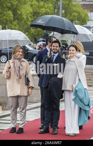 OSLO, Norwegen 20170510. Prinzessin Märtha Louise (links), Prinz Carl Philip und Prinzessin Sofia aus Schweden bei der Abfahrt von Honnorbrygga in Oslo auf einem Ausflug zum Mittagessen auf der Royal Yacht HNoMY Norge am Mittwoch. Foto: Berit Roald / NTB scanpix Stockfoto