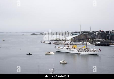 Oslo, Norwegen 20170510. König Harald und Königin Sonja, 80.-jähriges Jubiläum 2017. Die Royal Yacht HNoMY Norge auf dem Oslo Fjord. Das norwegische Königspaar und seine Gäste essen auf dem Schiff zu Mittag. Foto: Vidar Ruud / NTB scanpix Stockfoto