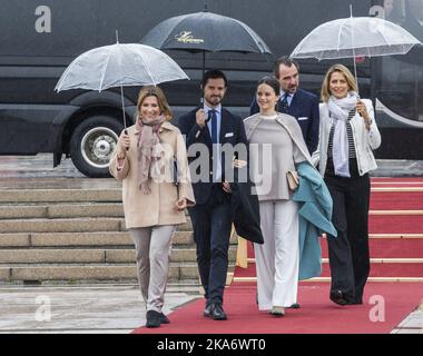 OSLO, Norwegen 20170510. Von links: Prinzessin Martha Louise, Prinz Carl Philip von Schweden, Prinzessin Sofia von Schweden, Prinz Nikolaos und Prinzessin Tatiana von Griechenland und Dänemark, bei der Abfahrt von Honnorbrygga in Oslo auf einer Reise zum Mittagessen auf der königlichen Yacht Mittwoch Foto: Berit Roald / NTB scanpix Stockfoto